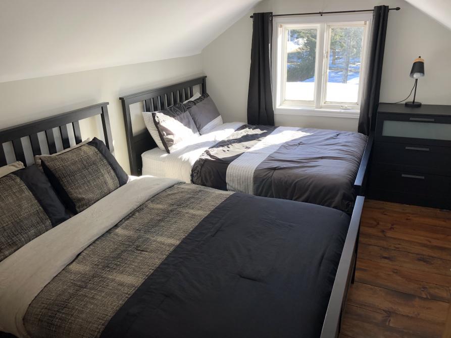 Chalet Lac D’Argent/ChaletsetSpa.ca: Chambre 2 ième étage avec 2 lits queen