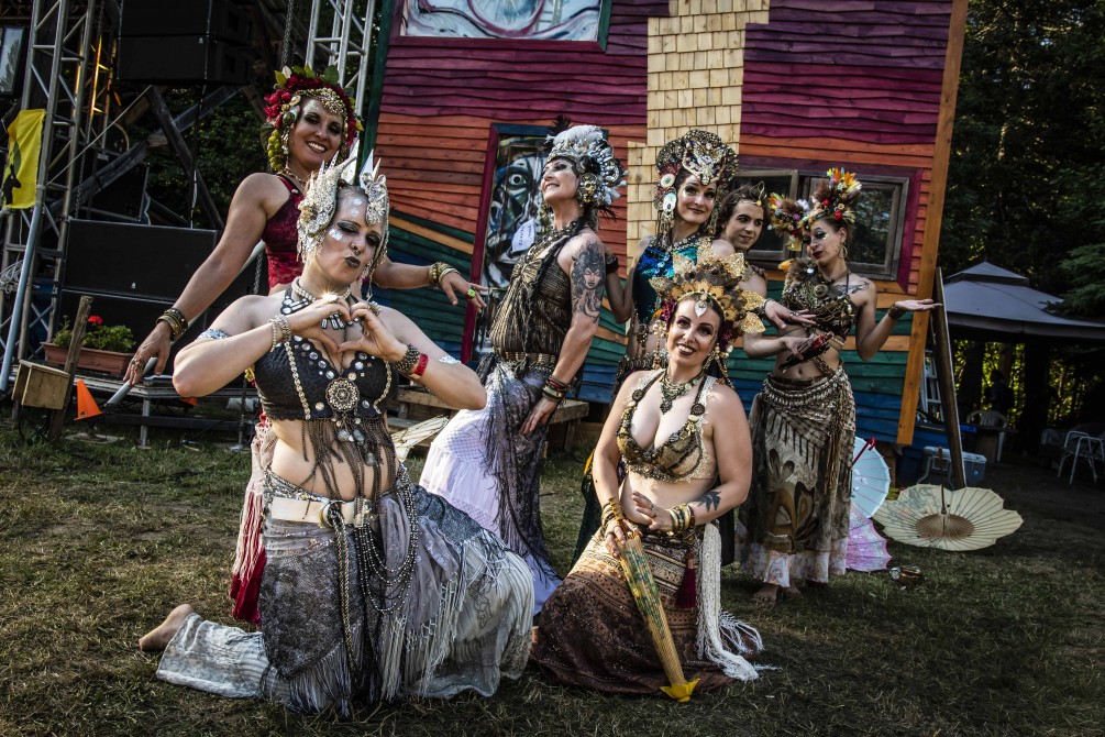 Tribal Roses: La troupe de danse Tribal Roses fait partie de la famille Shazam. Un spectacle à voir!